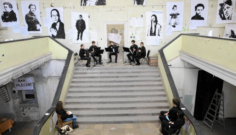 30.05.2012 WARSZAWA . ZESKLOTOWANA BIBLIOTEKA KRASINKICH NA OKOLNIKU PRZEZ STUDENTOW AKADEMII MUZYCZNEJ . ZAPOWIADAJA , ZE PRZEZ CALE EURO BEDA SIE ODBYWALY TAM ALTERNATYWNE KONCERTY . FOT . AGATA GRZYBOWSKA / AGENCJA GAZETA SLOWA KLUCZOWE: BIBLIOTEKA KRASINSKICH ALTERNATYWNY KONCERT STUDENT AKADEMIA MUZYCZNA ZDJĘCIE DO WKŁADKI: DLOWA strony lokalne GW - WarszawaGazeta_Stoleczna