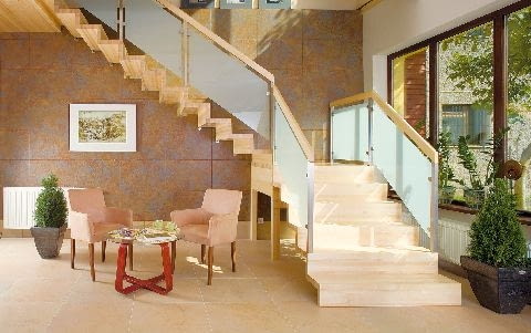 Dwubiegowe schody dywanowe wymagają dobrego zakotwienia stopni w ścianach i podparcia spocznika słupkami