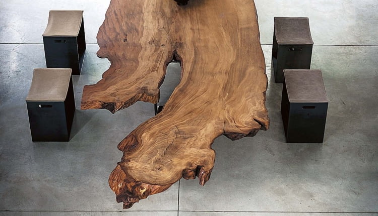 NUMER JEDEN. Blat tego niezwykłego stołu został zrobiony z ogromnego pnia kauri, najstarszego i najdroższego drewna na świecie, pochodzącego z Nowej Zelandii. Taki luksusowy mebel nie potrzebuje towarzystwa. Właściwie powinien stać samotnie w pustej przestrzeni, bo swoją urodą przyćmi wszystko. riva1920.it