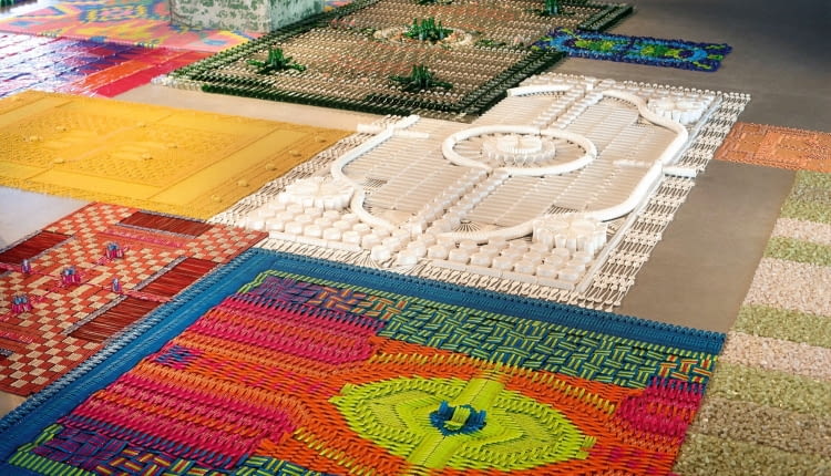 Kneeling dywany efemeryczne układane specjalnie na wystawy. Dzieło studia We MakeCarpets.