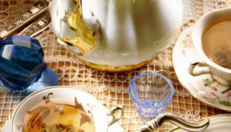 KOMPLET DO HERBATY , KAWY , FILIZANKI , DZBANEK STYLIZACJA MARIANNA BAUMAN FOT. RADOSLAW WOJNAR PUBLIKACJA CZTERY KATY NR 12 (170) - 12.2005 SLOWA KLUCZOWE: NACZYNIA ZDJĘCIE DO WKŁADKI: PUBLIKACJA CZTERY KATY NR 12 (170) - CZASOPISMA