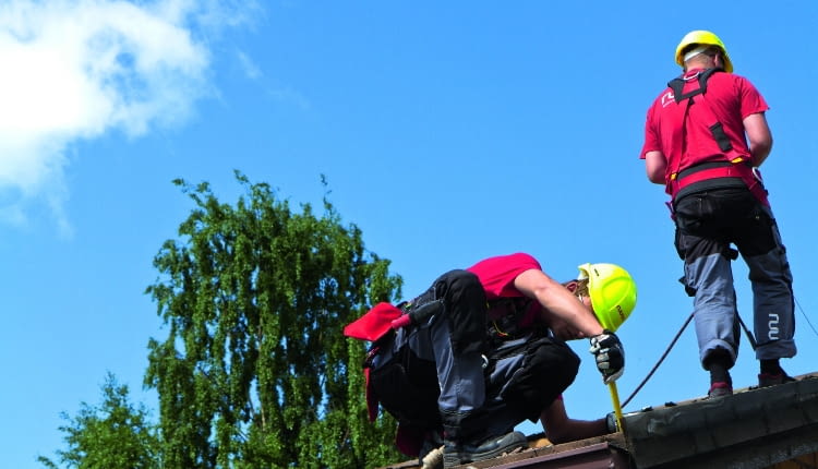 I1980-luvulla rakennettu omakotitalo sai uuden katteen, kun vanhojen kattolaattojen kyttik tyttyi. Ruukin Tyden palvelun kattoremontti valikoitui sill perustein, ett talon vki sai rauhassa touhuta omiaan remonttimiesten hrtess katolla. Paketti sislt kaiken kohteen kartoituksesta piipun pellitykseen.