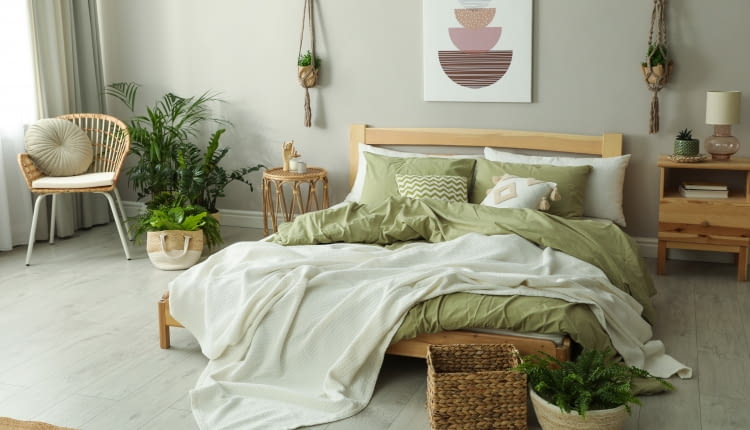 Drewniane łóżko sypialniane