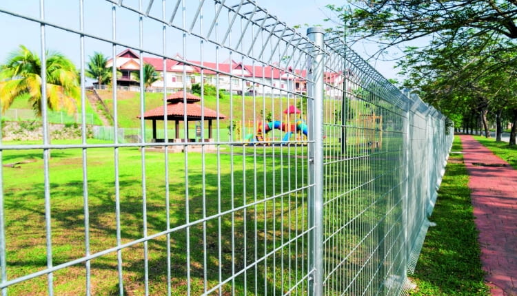 Ażurowe ogrodzenie panelowe wykonane z metalowych przęseł i słupków - proste i popularne.