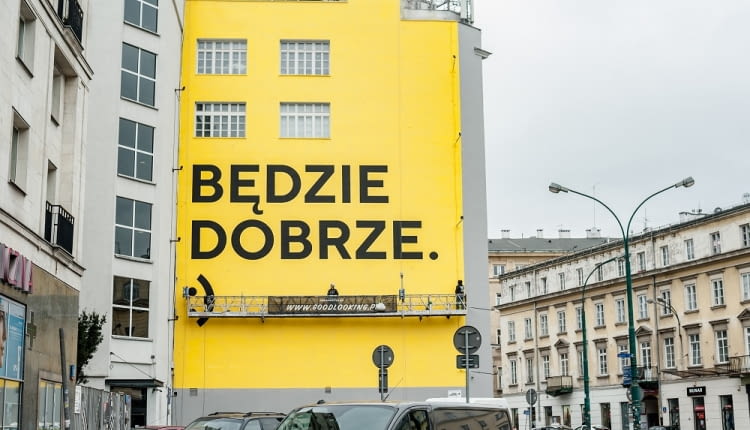 Będzie dobrze :) - mural od Good Looking Studio na Domu Towarowy Braci Jabłkowskich (ul. Bracka 25) w Warszawie