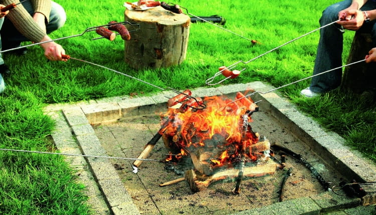 nOGROD , MIEJSCE NA OGNISKO , PIECZENIE KIELBASEKFOT. ANNA SLOMCZYNSKAPUBLIKACJA MAGNOLIA NR 9 (5) - 9 2012