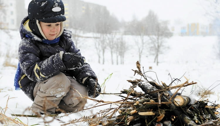 Jeśli chcemy spalić choinkę, nie róbmy tego w ogrodzie - w wielu miastach jest to zabronione, poza tym dym może przeszkadzać sąsiadom.