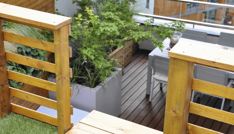 WIDOK Z TRAWIASTEJ "PLAŻY" (na antresoli) na tarasową jadalnię. Obie części łączy szeroka drabina.