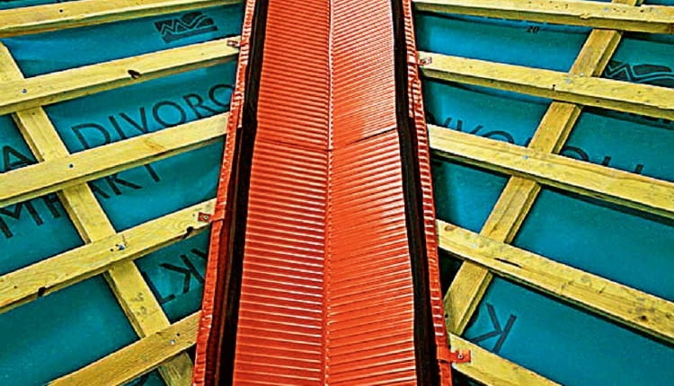 Po ułożeniu blachy na deskowaniu mocuje się ją do łat klamrami, a wzdłuż bocznych krawędzi rynny koszowej przykleja się gąbki uszczelniające