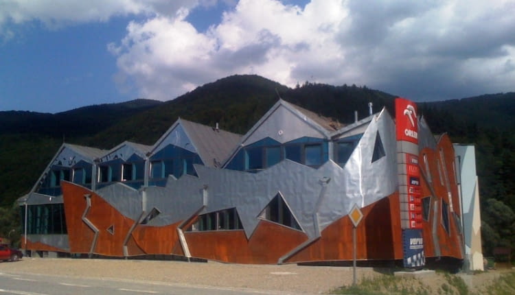 makabryła, stacja benzynowa, dekonstruktywizm, restauracja, hotel