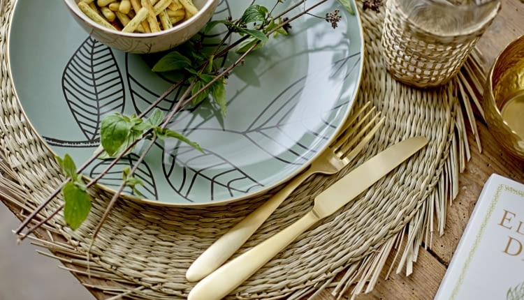 Dekoracyjne nakrycie stołu.