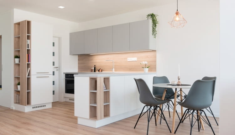 Lodówka do zabudowy — co warto o niej wiedzieć? Kiedy ją wybrać?