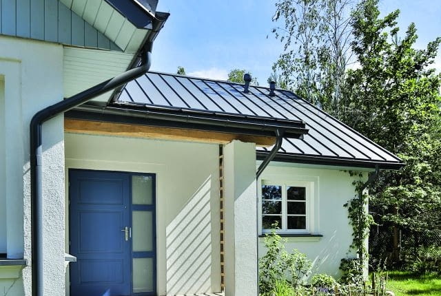 Betonowa pochylnia przy drzwiach wejściowych do domu