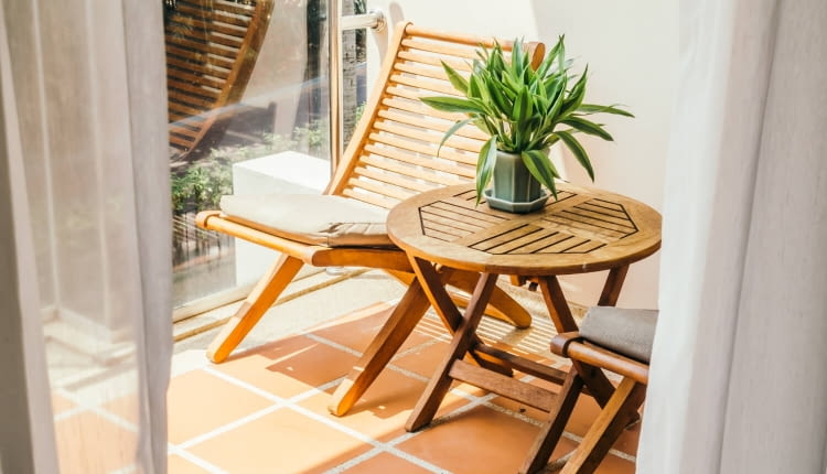 meble na małym balkonie