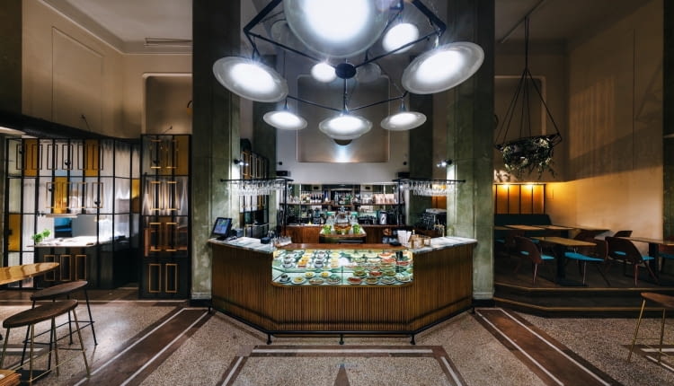 Bar Wykonany z mosiężnych rurek, filary z zielonego kamienia. Kompozycje z bluszczu są pomysłowo zaaranżowane.