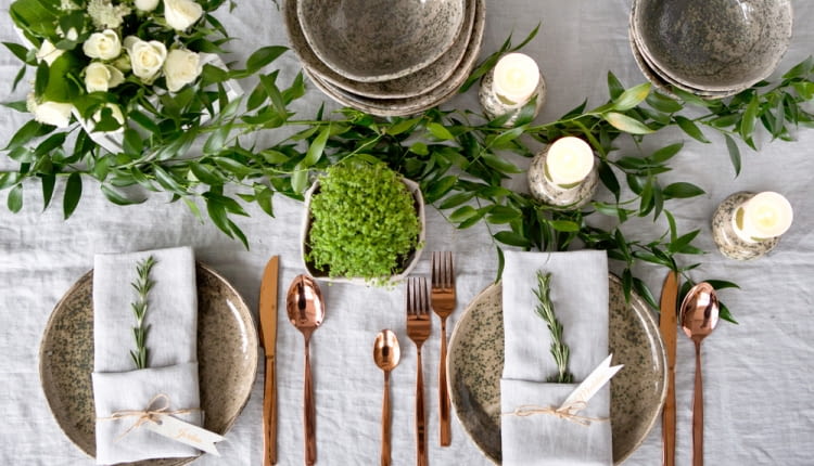 stołowa to nie tylko talerze czy sztućce ale w okresie wielkanocy również obowiązkowo muszą pojawić się dekoracyjne podstawki na jajka. Idealnie sprawdzi się klasyczna biel ale też nowoczesne zastawy imitujące kamień czy miedź.