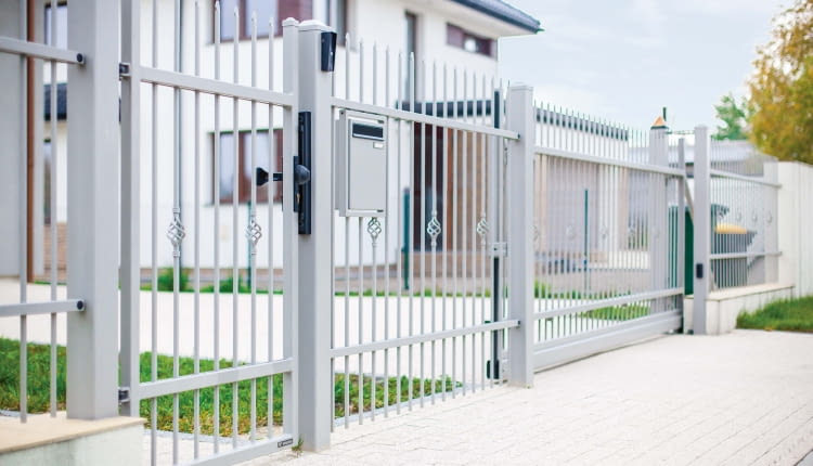 Seria Style model AW.10.22, stalowe, zabezpieczone antykorozyjnie, kolor szary, segment ogrodzenia 200 × 145 cm, cena 560 zł, brama przesuwna 400 × 145 cm, cena 3016 zł i furtka 120 × 145 cm, cena 836 zł, WIŚNIOWSKI