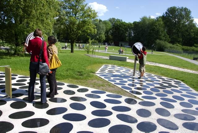 23.05.2009 KRAKOW , OGROD DOSWIADCZEN PRZY AL POKOJU , DZIECI , ZABAWA DOSWIADCZENIE , FIZYKA , FOT. MATEUSZ SKWARCZEK / AGENCJA GAZETA