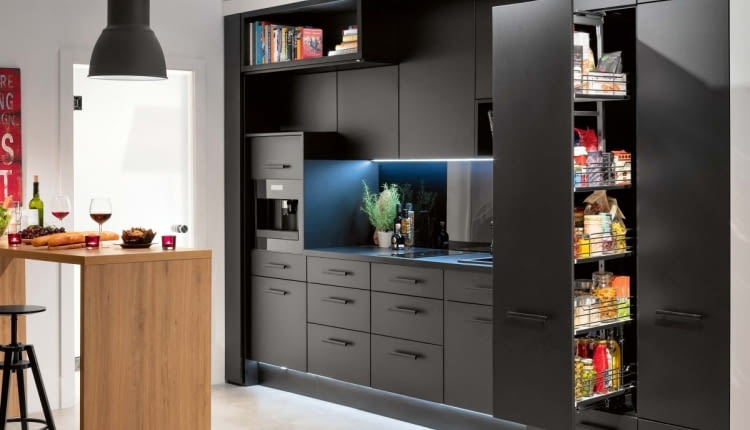 System półek wysuwanych wraz z frontem jest bardzo wygodny - tuż po otwarciu wszystkie zapasy są na widoku. Cargo SIGE 253i, szerokość od 30 cm, stal i płyta laminowana, 2140, zł, Häfele