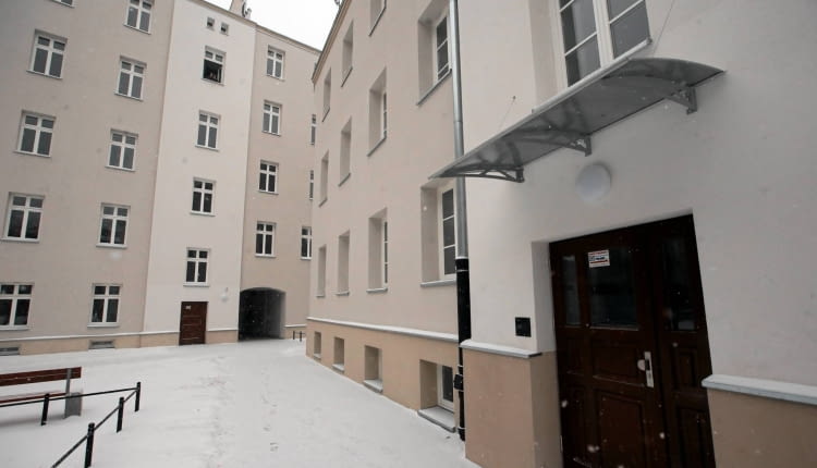 13.01.2017 Warszawa. Zrewitalizowana przez miasto kamiennica Targowa 40 i jej wnetrza . Kamiennica i oficyna przeznaczona na mieszkania socjalne i komunalne . Fot . Kuba Atys / Agencja Gazeta SLOWA KLUCZOWE: budowy inwestycje praga