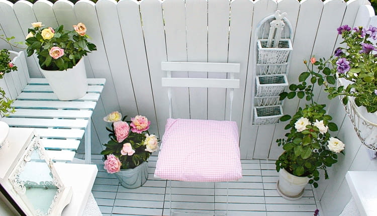 Mebli i detali jest tu niewiele: stolik, krzesełko (z Ikei), kilka kwietników, donic i skrzynek na kwiaty, stylowy lampion...