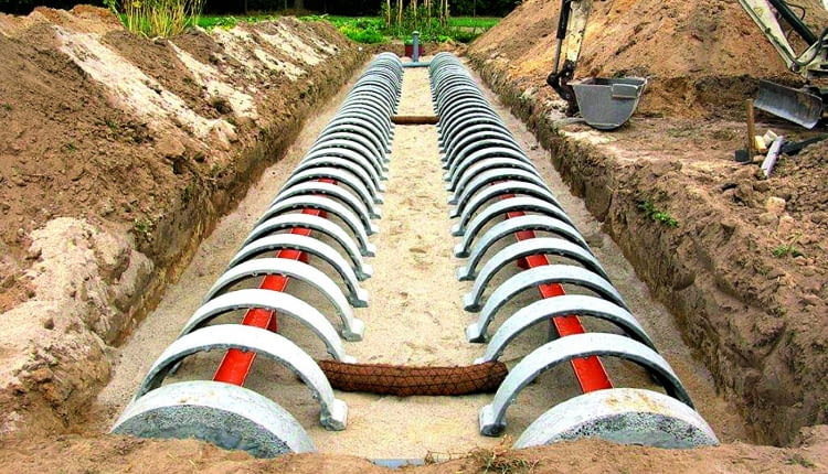 Filtr piaskowo-żwirowy z konstrukcją, która umożliwia rozprowadzanie ścieków w złożu.