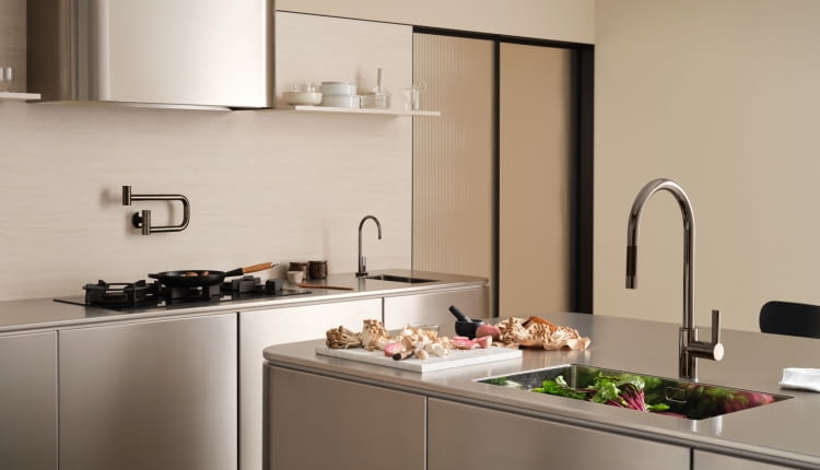 Idealna do nowoczesnej architektury kuchennej ze stali nierdzewnej: Tara Ultra w kolorze Dark Chrome jako jednouchwytowa bateria z funkcją wyciągania, jako dystrybutor ciepłej i zimnej wody oraz jako napełniacz garnków.