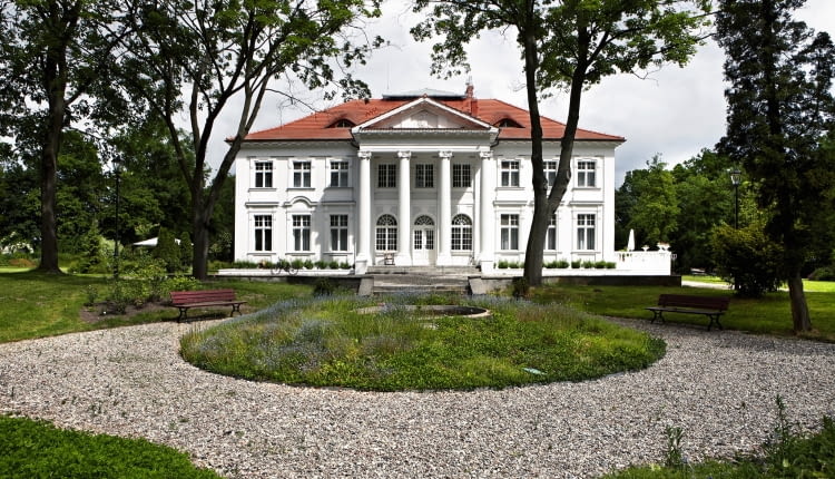 Wcześniej mieściły się tu rolnicze biura i szkoła, teraz jest przytulny dom.