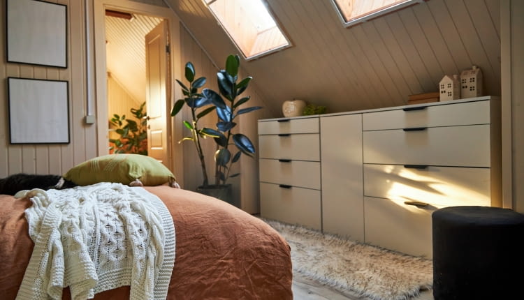 Trudne mieszkanie ze skosami – jak je urządzić?