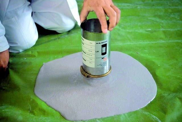 Konsystencję wylewki samopoziomującej sprawdza się, wylewając ją z naczynia o pojemności 1 litra na gładkie podłoże - powinna rozlać się na szerokość ok. 40 cm