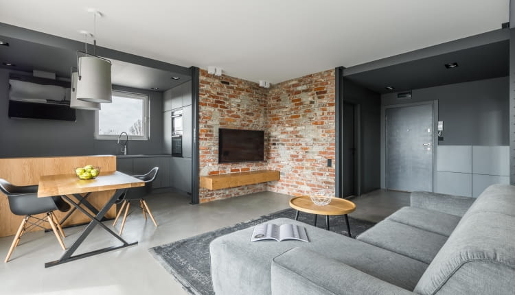 Aranżacja mieszkania: szarości i czerwona cegła