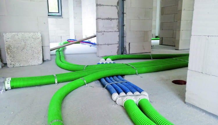 Otwory instalacyjne można przygotować  na etapie wykonywania stropu. To najlepszy na to moment. Można też je zrobić, jeśli stropy są już  gotowe. Jest to jednak bardziej kosztowne i może stwarzać problemy techniczne