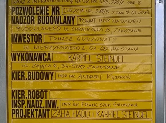 Tablica informacyjna budowy domu jednorodzinnego projektu Zahy Hadid w Zakopanem, fot. Maciej Stojek