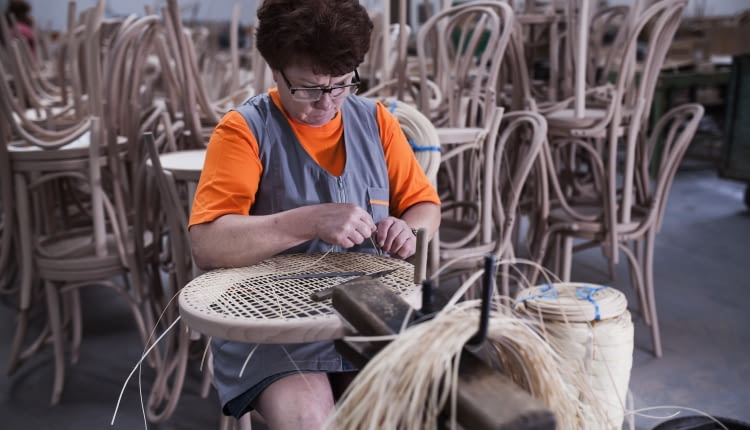 FAMEG. Jak powstają tradycyjne krzesła gięte