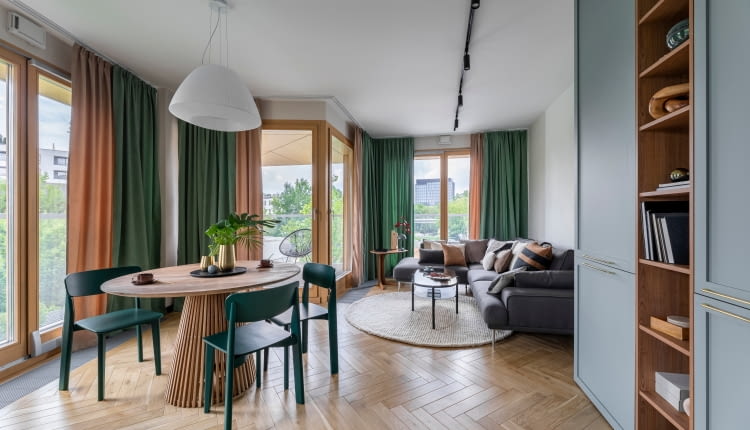 Aranżacja okna w salonie w bloku