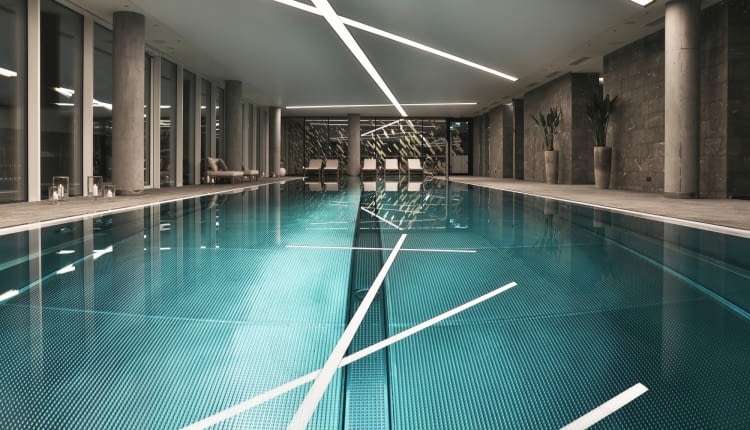 Basen na piętrze rekreacyjnym w apartamentowcu Złota 44.