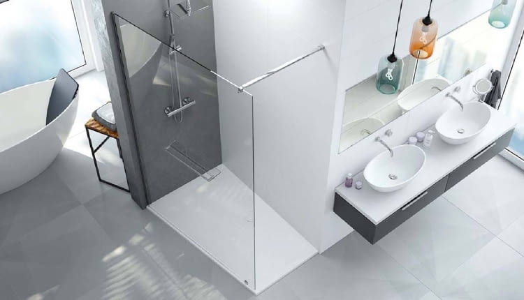 Pełne wykorzystanie przestrzeni kąpielowej za pomocą parawanu prysznicowego PT/ALTIIa seria Altus i trapezowego brodzika Space Mineral. Sanplast, www.sanplast.pl