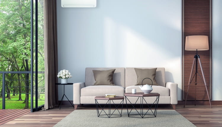 Klimatyzator split ma dwie jednostki – wewnętrzną i zewnętrzną. Pierwszą wiesza się na ścianie w klimatyzowanym pomieszczeniu. Drugą mocuje się na zewnątrz jak najbliżej schładzanego miejsca – wiesza na ścianie, ustawia na gruncie (np. na podkładkach z kostki brukowej), płycie balkonu czy tarasu albo na dachu, Gree