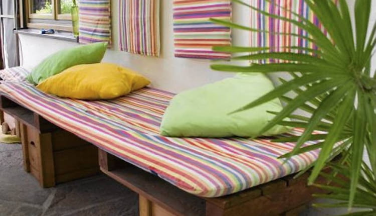 Bank aus Paletten auf der Terrasse SLOWA KLUCZOWE: aus Holz Balkonmöbel Bank bunt Garten Gartenbank Gartenmöbel gepolstert gestreift Holz Holzbank hölzern Kissen Kreativ Möbel Palette Selbermachen selbst gemacht Sommer Sommerterrassse Streifen Streifenmuster Terrasse *** Local Caption *** 00567992