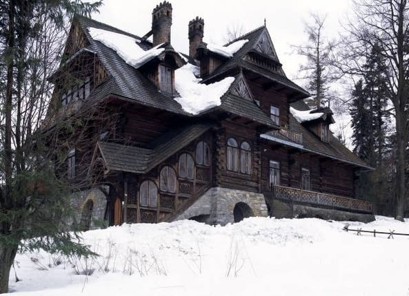 Dom Pod Jedlami to nie tylko arcydzieło stylu zakopiańskiego stworzonego na przełomie XIX i XX w. przez Stanisława Witkiewicza. Jego bryła wyraźnie nawiązuje do stylu królowej Anny i przypomina najlepsze przykłady - jak Leyes Wood w Anglii czy Sherman House w USA Fot. RADOSLAW KURZAJ