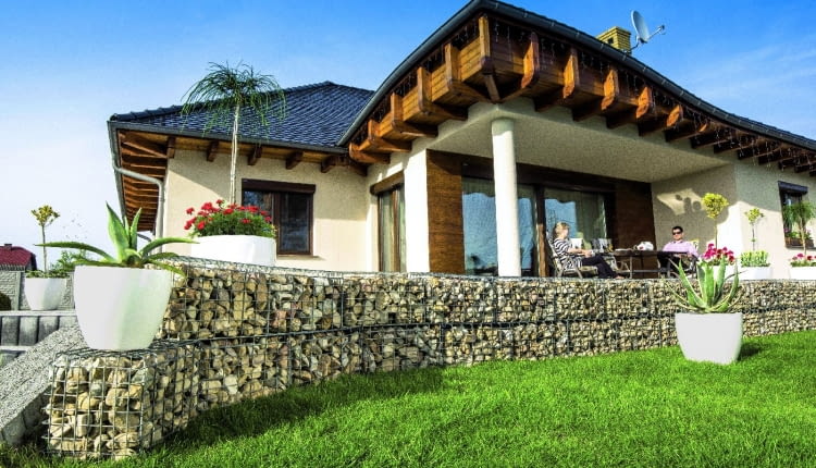 Gabiony mogą służyć do budowy niskich ogrodowych murków, np. oddzielających trawnik od tarasu