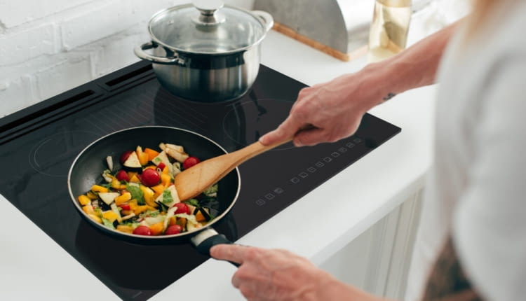 Gotowanie na płycie indukcyjnej czy gazowej? Porównanie kosztów