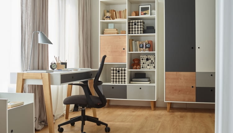 Biurko Concept – uniwersalne i minimalistyczne, doskonale wpisuje się w nowoczesne wnętrza. Solidne nogi z litego drewna zapewnią stabilność. Przestronny blat sprawdzi się podczas nauki i zabawy, a szuflady pomogą utrzymać porządek. Do biurka można dobrać dedykowany kontenerek, który będzie idealnym uzupełnieniem i dodatkową przestrzenią do przechowywania przedmiotów.