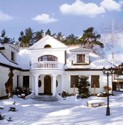 Frontowa elewacja domu zgodnie z wolą właścicieli nawiązuje do tradycji architektonicznej dworu polskiego.