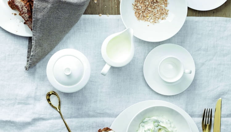 Cała siła w bieli Kolekcja Jade Weiss Rosenthala cieszy się wielką popularnością. Minimalistyczna linia białej porcelany to gwarancja elegancji, nowoczesności i klasy. Spójrzcie, jak pięknie i odświętnie wygląda w towarzystwie złotych sztućców./Fot. Rosenthal