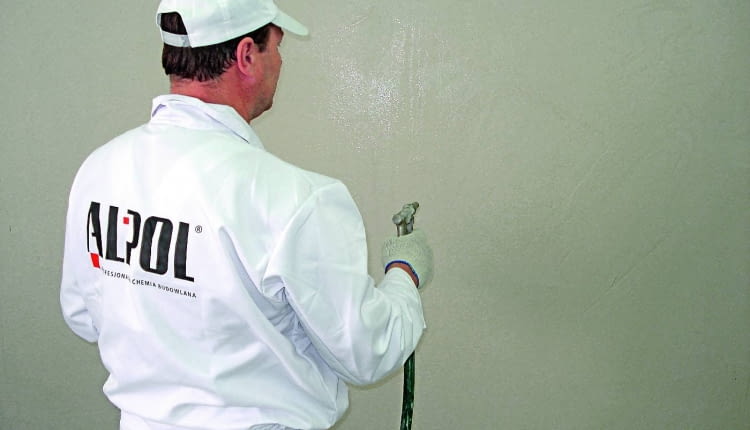 Ostatnią czynnością jest zatarcie tynku, a jeśli jego powierzchnia jest zbyt wysuszona, należy ją zrosić