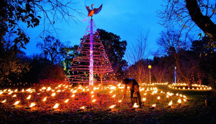 Ciepłe powietrze unoszące się na zniczami w 'ogrodzie ognia' (Fire Garden) wprawia w ruch ptaka na czubku spiralnej choinki.