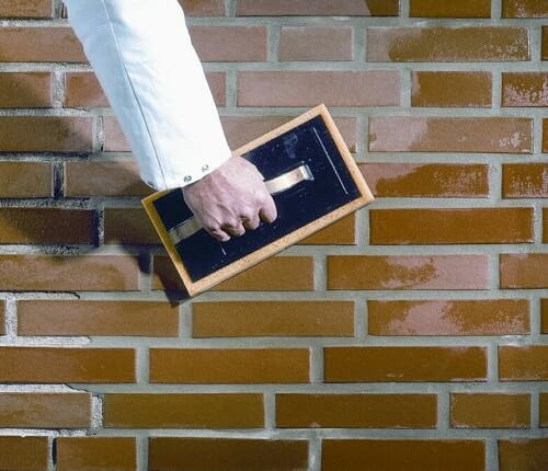 Do czyszczenia zabrudzonej powierzchni używa się narzędzi, którymi nie można jej uszkodzić: gąbek, pac gąbkowych lub miękkich szczotek.