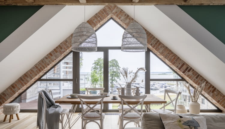 Nad brzegiem jeziora - mazurski klimat w nowoczesnym apartamencie