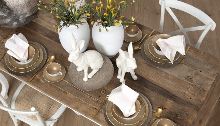 Minimalistycznej aranżacji stołu dodasz wyrazistości, ustawiając efektowne figurki zajęcy, wykonane w realistycznym rozmiarze i z zachowaniem najdrobniejszych detali.